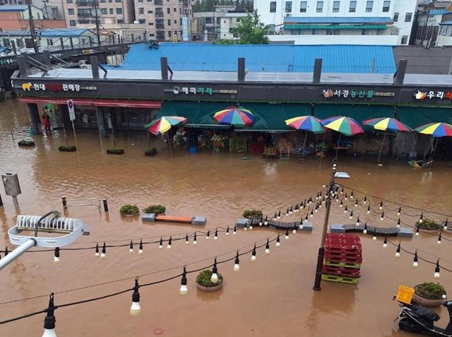 Hàn Quốc: Ngập lụt kinh hoàng do mưa lớn, nhiều chuyến bay bị huỷ, tàu điện đóng cửa, cảnh báo thiên tai liên tục đưa ra- Ảnh 2.