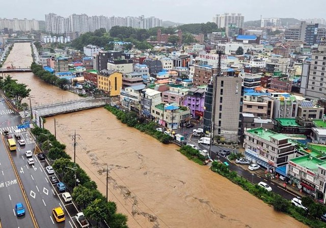 Hàn Quốc: Ngập lụt kinh hoàng do mưa lớn, nhiều chuyến bay bị huỷ, tàu điện đóng cửa, cảnh báo thiên tai liên tục đưa ra- Ảnh 4.