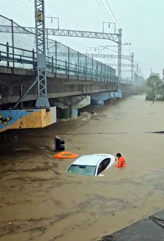 Hàn Quốc: Ngập lụt kinh hoàng do mưa lớn, nhiều chuyến bay bị huỷ, tàu điện đóng cửa, cảnh báo thiên tai liên tục đưa ra- Ảnh 7.