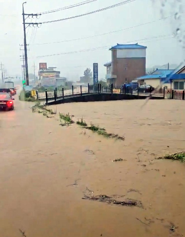 Hàn Quốc: Ngập lụt kinh hoàng do mưa lớn, nhiều chuyến bay bị huỷ, tàu điện đóng cửa, cảnh báo thiên tai liên tục đưa ra- Ảnh 6.