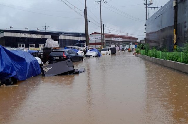 Hàn Quốc: Ngập lụt kinh hoàng do mưa lớn, nhiều chuyến bay bị huỷ, tàu điện đóng cửa, cảnh báo thiên tai liên tục đưa ra- Ảnh 5.