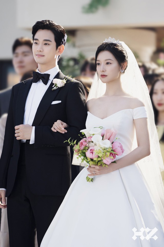 Kim Soo Hyun đã cầu hôn Kim Ji Won tại Thụy Sĩ?- Ảnh 1.