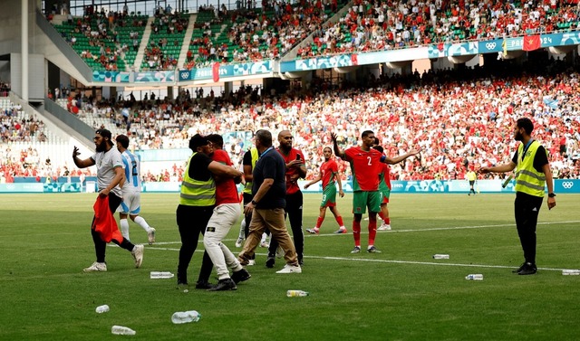 Độc lạ bóng đá nam Olympic 2024: Đàn em Messi phải bỏ chạy vì fan đuổi, 2 tiếng sau trở lại sân nhận phán quyết không ngờ!- Ảnh 3.