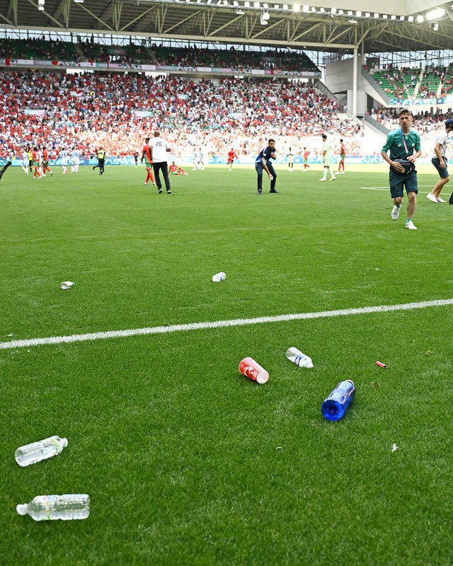 Độc lạ bóng đá nam Olympic 2024: Đàn em Messi phải bỏ chạy vì fan đuổi, 2 tiếng sau trở lại sân nhận phán quyết không ngờ!- Ảnh 4.