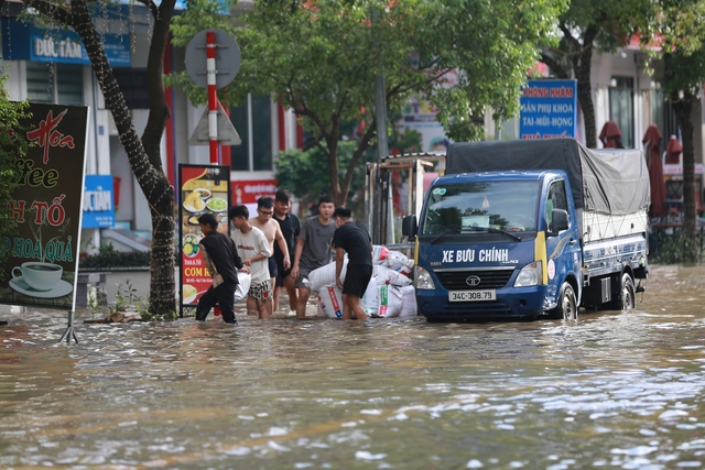 Hà Nội: Kiếm tiền triệu nhờ dịch vụ đặc biệt trong mùa nước lụt- Ảnh 5.