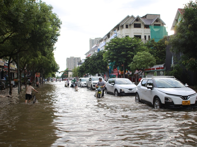 Hà Nội: Kiếm tiền triệu nhờ dịch vụ đặc biệt trong mùa nước lụt- Ảnh 2.