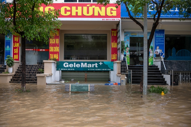 Toàn cảnh Hà Nội ngập kinh hoàng sau trận mưa lớn: Nhiều tuyến phố thành sông, người dân mang thuyền phao ra chèo, xe chết máy la liệt- Ảnh 18.