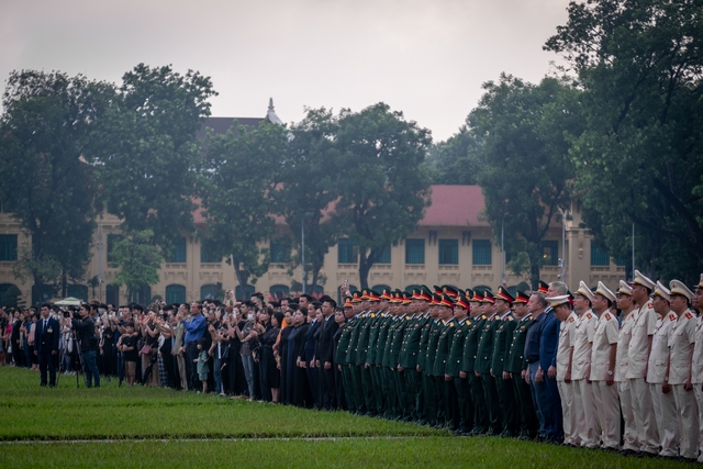 Người dân đứng trang nghiêm, xúc động chứng kiến Lễ thượng cờ rủ Quốc tang Tổng Bí thư Nguyễn Phú Trọng- Ảnh 8.