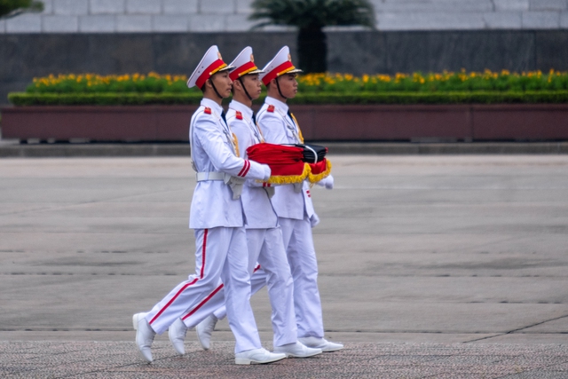 Người dân đứng trang nghiêm, xúc động chứng kiến Lễ thượng cờ rủ Quốc tang Tổng Bí thư Nguyễn Phú Trọng- Ảnh 3.