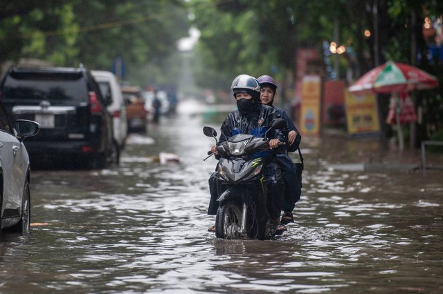 Toàn cảnh Hà Nội ngập kinh hoàng sau trận mưa lớn: Nhiều tuyến phố thành sông, người dân mang thuyền phao ra chèo, xe chết máy la liệt- Ảnh 1.