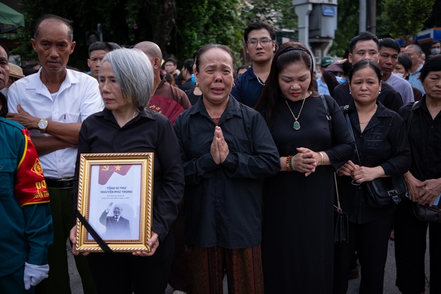 Cập nhật: Nhiều người rơi nước mắt sau khi vào viếng Tổng Bí thư Nguyễn Phú Trọng tại Nhà tang lễ Quốc gia- Ảnh 6.