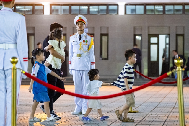 Lễ viếng Tổng Bí thư Nguyễn Phú Trọng tại Nhà Tang lễ Quốc gia đã kéo dài đến 24h để phục vụ người dân- Ảnh 35.