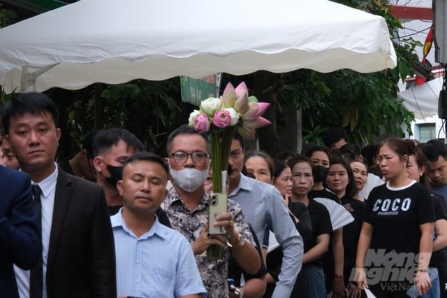 Người mẹ bệnh hiểm nghèo cùng con trai về Lại Đà viếng Tổng Bí thư Nguyễn Phú Trọng- Ảnh 3.