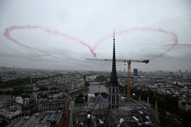 Lễ khai mạc Olympic 2024: Khoảnh khắc tình yêu tràn ngập bầu trời Paris, màn trình diễn nghệ thuật dưới mưa ấn tượng và những điều đầu tiên của lịch sử!- Ảnh 5.