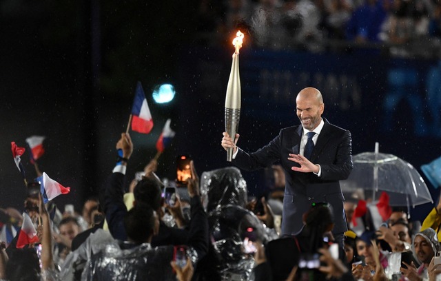 Chân dung hai huyền thoại khiến cả thế giới xúc động với màn trao đuốc tại Olympic 2024- Ảnh 3.