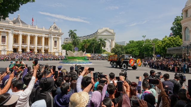 Người dân hai bên đường rơi nước mắt khi thấy đoàn xe tang chở linh cữu Tổng Bí thư Nguyễn Phú Trọng, nghẹn ngào: "Vĩnh biệt bác"- Ảnh 33.