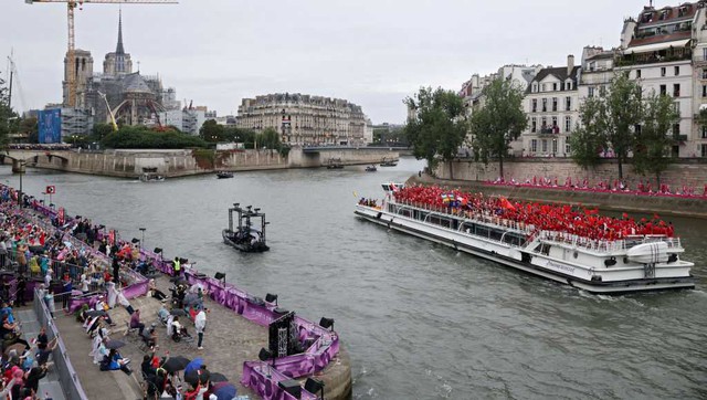 Khai mạc Olympic Paris 2024 nhận ý kiến trái chiều vì “như hội làng”: Cực kỳ mới lạ nhưng thiếu 1 điều quan trọng này- Ảnh 6.