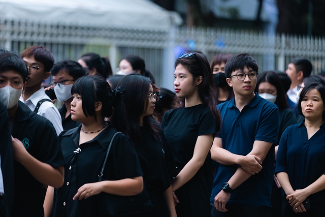 TP.HCM: Người dân xếp hàng dài từ 4h sáng chờ vào viếng Tổng Bí thư Nguyễn Phú Trọng- Ảnh 6.