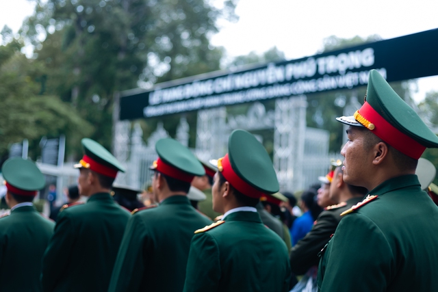 TP.HCM: Người dân xếp hàng dài từ 4h sáng chờ vào viếng Tổng Bí thư Nguyễn Phú Trọng- Ảnh 5.