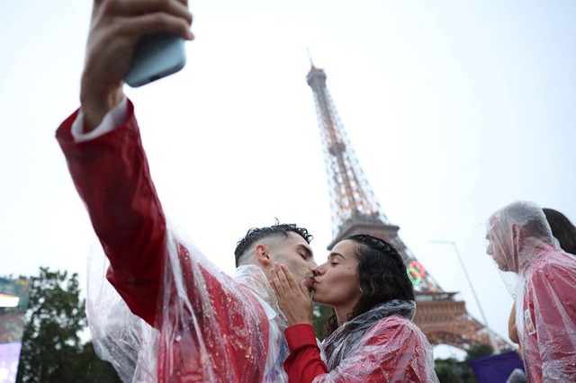 Lễ khai mạc Olympic 2024: Khoảnh khắc tình yêu tràn ngập bầu trời Paris, màn trình diễn nghệ thuật dưới mưa ấn tượng và những điều đầu tiên của lịch sử!- Ảnh 6.