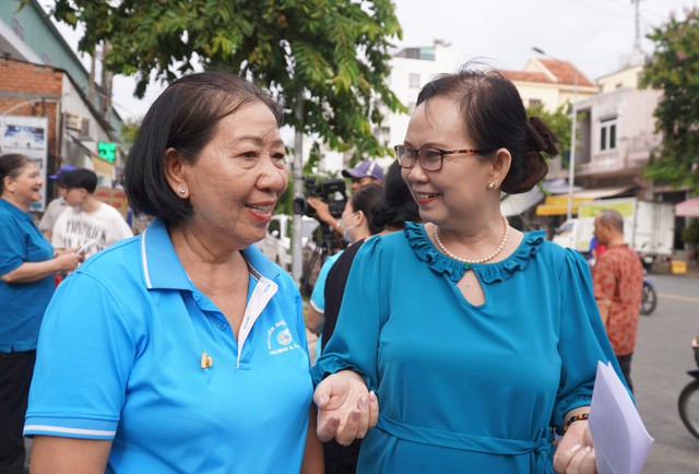 Người dân, học sinh TP.HCM gom rác để đổi quà: "Em mang giấy, túi nilon đến đây để đổi mấy cây bút"- Ảnh 3.