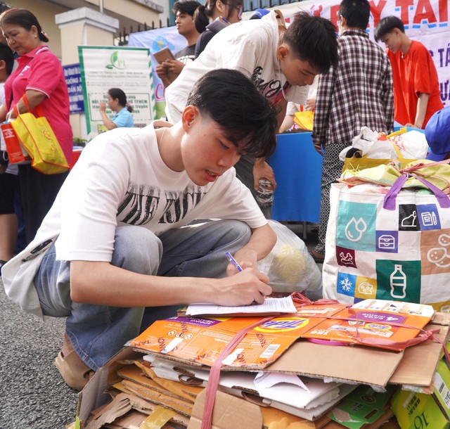 Người dân, học sinh TP.HCM gom rác để đổi quà: "Em mang giấy, túi nilon đến đây để đổi mấy cây bút"- Ảnh 1.