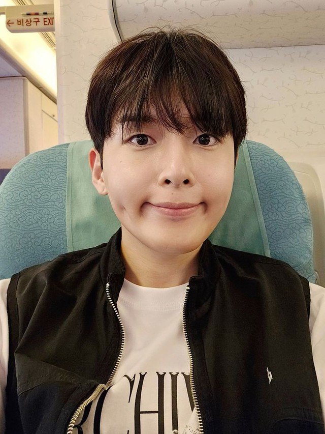 Super Junior đổ bộ Tân Sơn Nhất: Leeteuk cực phong độ, tân lang Ryeowook siêu "hack tuổi"- Ảnh 9.