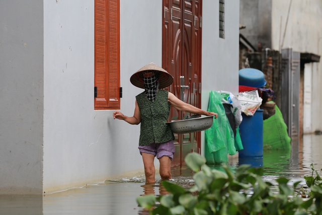 Hà Nội: Ngôi làng bị nước bủa vây như "ốc đảo", người dân đổ xô đến tập bơi- Ảnh 10.