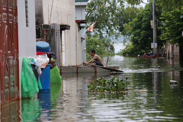 Hà Nội: Ngôi làng bị nước bủa vây như "ốc đảo", người dân đổ xô đến tập bơi- Ảnh 12.