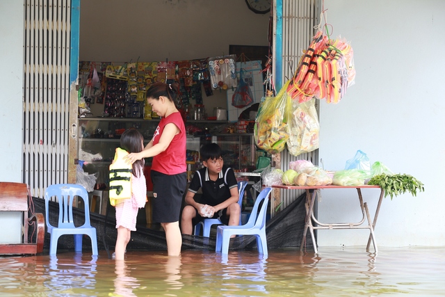 Hà Nội: Ngôi làng bị nước bủa vây như "ốc đảo", người dân đổ xô đến tập bơi- Ảnh 3.