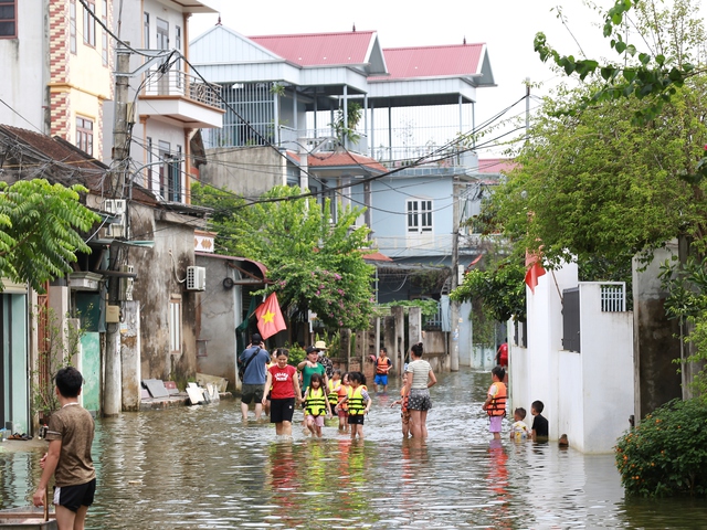 Hà Nội: Ngôi làng bị nước bủa vây như "ốc đảo", người dân đổ xô đến tập bơi- Ảnh 4.