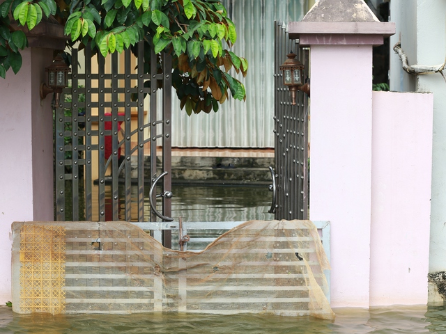 Hà Nội: Ngôi làng bị nước bủa vây như "ốc đảo", người dân đổ xô đến tập bơi- Ảnh 9.