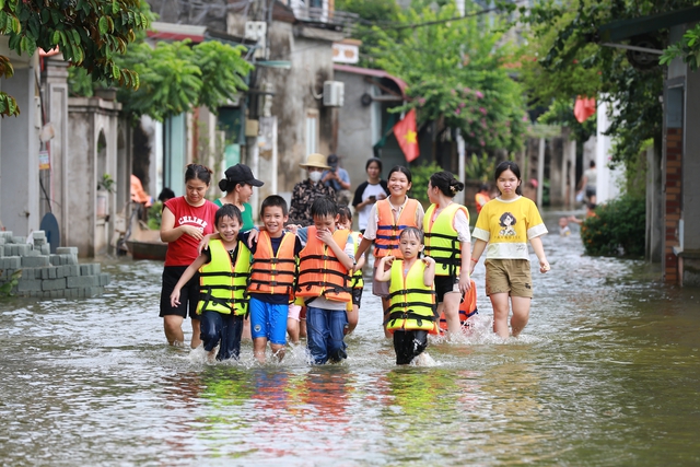 Hà Nội: Ngôi làng bị nước bủa vây như "ốc đảo", người dân đổ xô đến tập bơi- Ảnh 14.