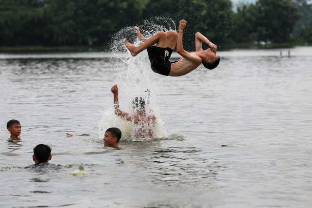 Hà Nội: Ngôi làng bị nước bủa vây như "ốc đảo", người dân đổ xô đến tập bơi- Ảnh 19.