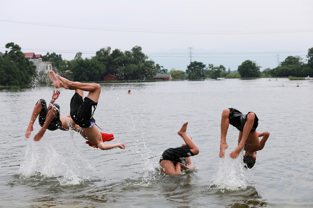 Hà Nội: Ngôi làng bị nước bủa vây như "ốc đảo", người dân đổ xô đến tập bơi- Ảnh 18.