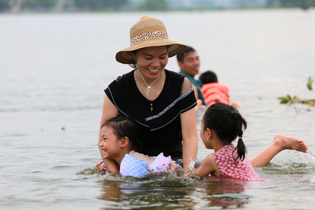 Hà Nội: Ngôi làng bị nước bủa vây như "ốc đảo", người dân đổ xô đến tập bơi- Ảnh 20.