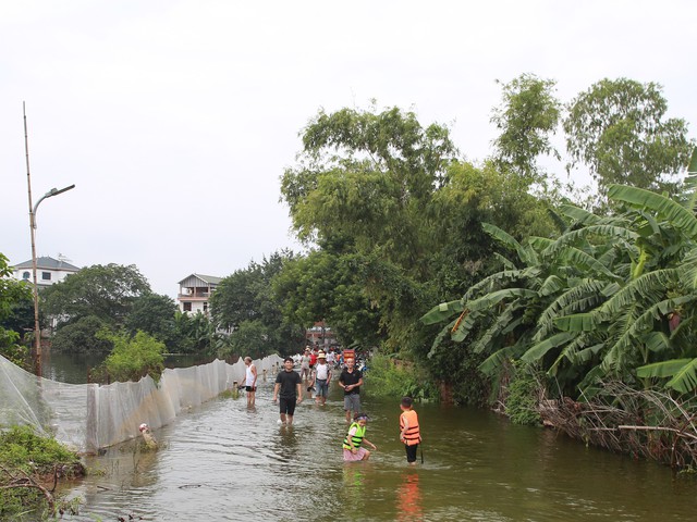 Hà Nội: Ngôi làng bị nước bủa vây như "ốc đảo", người dân đổ xô đến tập bơi- Ảnh 22.