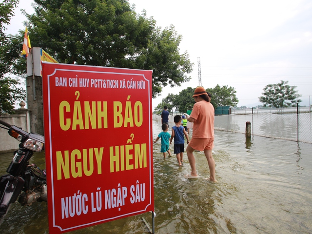 Hà Nội: Ngôi làng bị nước bủa vây như "ốc đảo", người dân đổ xô đến tập bơi- Ảnh 21.