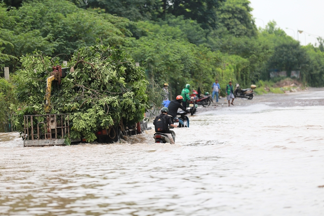 Hà Nội: Đường gom Đại lộ Thăng Long hết ngập lụt, nhiều "bẫy ngập" lộ ra sau khi nước rút- Ảnh 2.