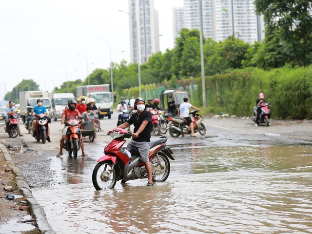 Hà Nội: Đường gom Đại lộ Thăng Long hết ngập lụt, nhiều "bẫy ngập" lộ ra sau khi nước rút- Ảnh 9.