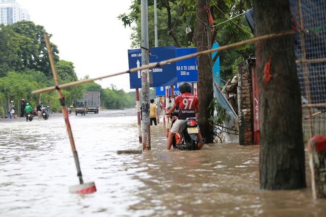 Hà Nội: Đường gom Đại lộ Thăng Long hết ngập lụt, nhiều "bẫy ngập" lộ ra sau khi nước rút- Ảnh 8.