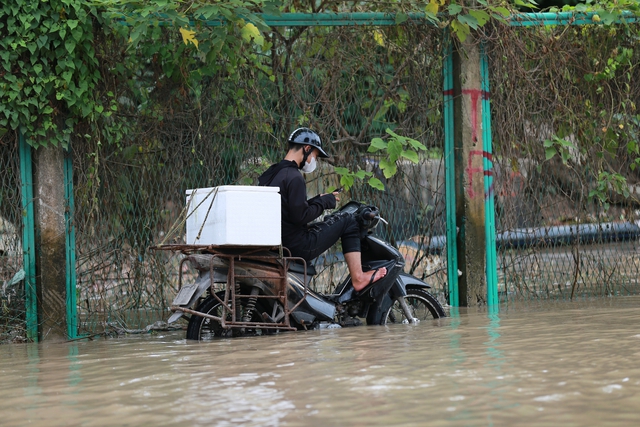 Hà Nội: Đường gom Đại lộ Thăng Long hết ngập lụt, nhiều "bẫy ngập" lộ ra sau khi nước rút- Ảnh 6.