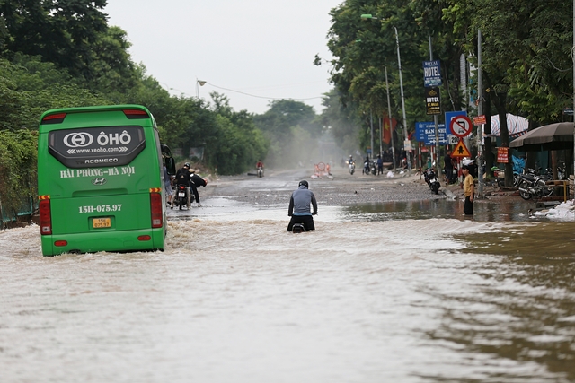 Hà Nội: Đường gom Đại lộ Thăng Long hết ngập lụt, nhiều "bẫy ngập" lộ ra sau khi nước rút- Ảnh 7.