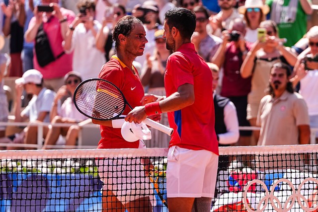 Huyền thoại Novak Djokovic có hành động đẹp trước đối thủ "truyền kiếp" Rafael Nadal, 2 "ông già" gây sốt Olympic Paris 2024- Ảnh 2.