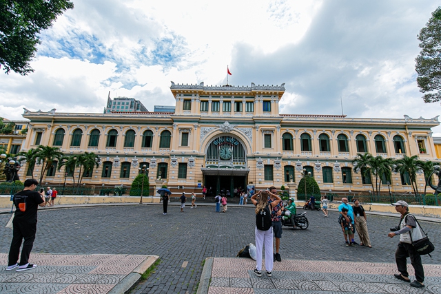 Cũng như Chùa Cầu Hội An, Bưu Điện TP.HCM từng trải qua lần “thay áo" màu sơn mới và đây là diện mạo hiện tại- Ảnh 1.