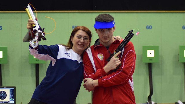 Nữ VĐV bền bỉ nhất lịch sử Olympic: Cầm súng tham dự 10 kì Thế vận hội liên tiếp, còn cùng con trai thi đấu cùng một bộ môn- Ảnh 4.