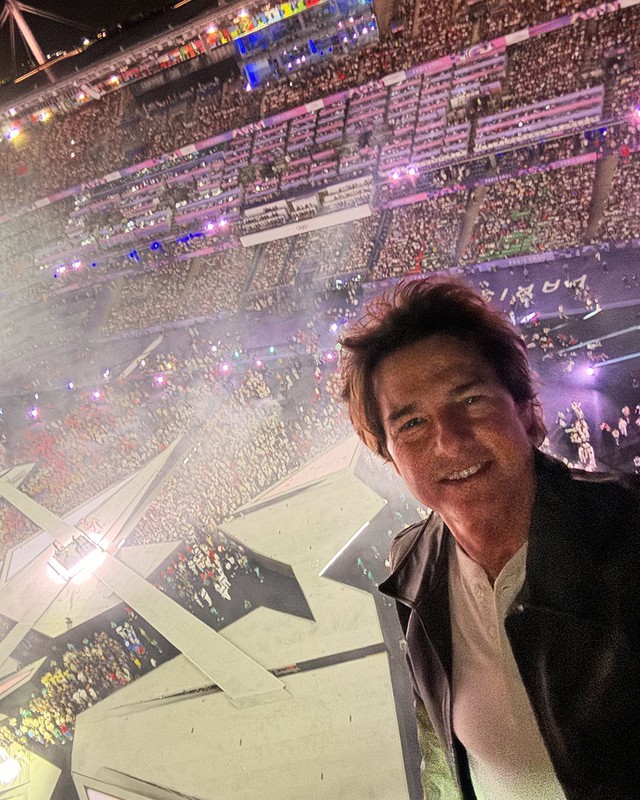 Bức ảnh selfie 7 triệu view của Tom Cruise trước khi nhảy từ độ cao 50m ở Lễ bế mạc Olympic- Ảnh 1.