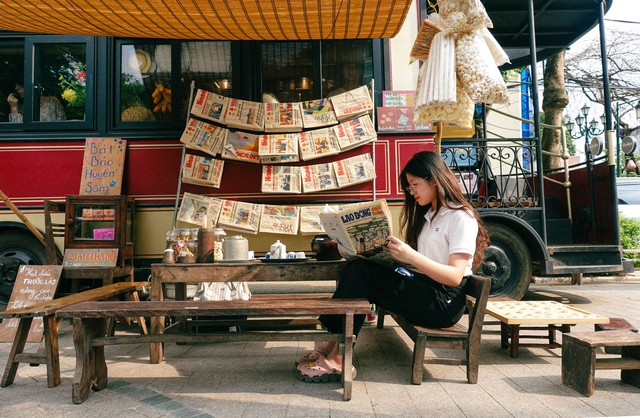 Toa tàu miễn phí vừa ngồi trà đá, vừa "du hành" về thời bao cấp: Địa điểm mới đầy thú vị cho giới trẻ Hà thành!- Ảnh 1.