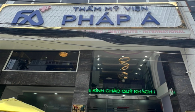 TP.HCM: Người phụ nữ hút mỡ toàn thân gặp tai biến, thẩm mỹ viện nói "chỉ cho thuê phòng mổ"- Ảnh 1.