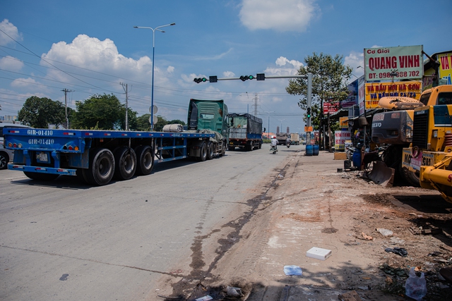 Nín thở khi đi trên "con đường tử thần" ở Bình Dương, nơi 2 mẹ con bị xe container lấn làn cán tử vong- Ảnh 8.